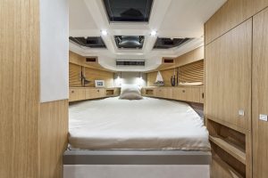 galeon 370 htc yat 1 300x200 1