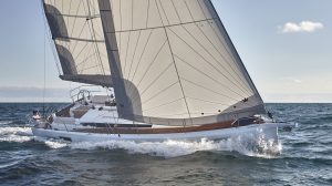 Y4004yacht charter 02 300x168 1