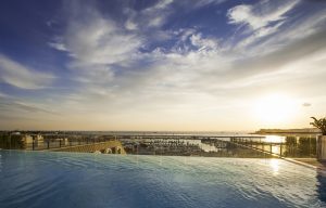 Wyndham Grand Istanbul Kalamis Marina Hotel havuz oda secenekleri 300x192 1