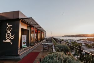 Wyndham Grand Istanbul Kalamis Marina Hotel kokteyl bar 300x203 1