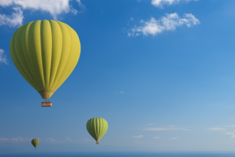 denizin üzerinde uçan balon