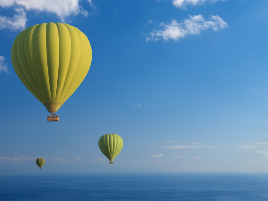 denizin üzerinde uçan balon