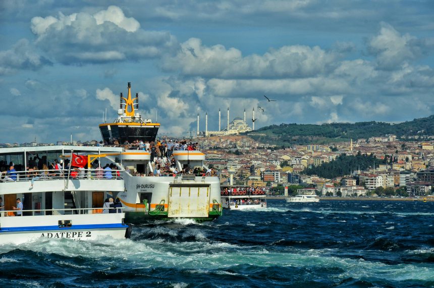 İstanbul Boğazı'nda Gemi Trafiği Yeniden Açıldı